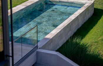 Privatpool in Deutschland mit Silberquarzit, Naturstein von Grünig Natursteine, Foto: B&B Fliesen, www.zollhalle.de