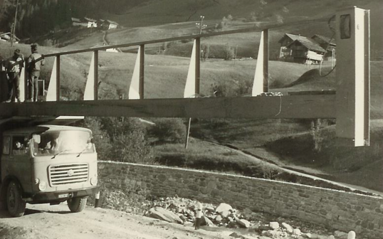 1965: Aufbau der Seilbahn zum Kristallquarzit – damals größte Materialseilbahn Südtirols: 1750 Meter Länge, 550 Höhenmeter, 2.500 Kilogramm Traglast